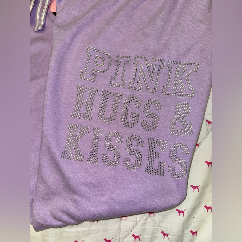 VS PINK VINTAGE Y2K CAMPUS SWEATPANTS PURPLE “HUGS & KISSES” BLING RHINESTONE LG - Picture 3 of 10